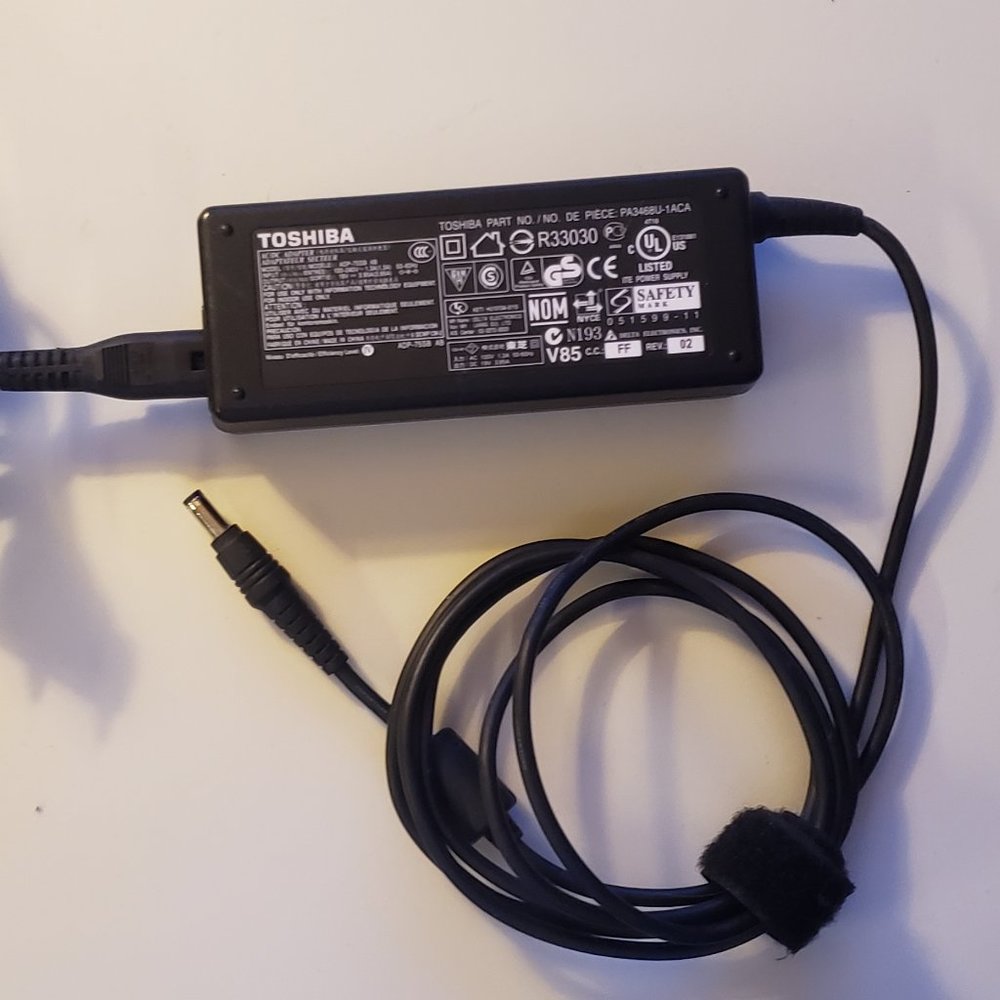 Toshiba Laptop Power Adapter 19V - 3.5A